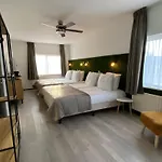 Emilia Hotel 3*